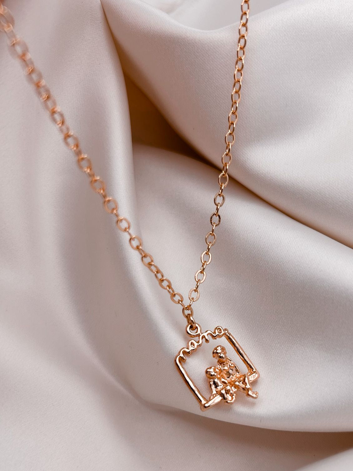 Mama Necklace Swing